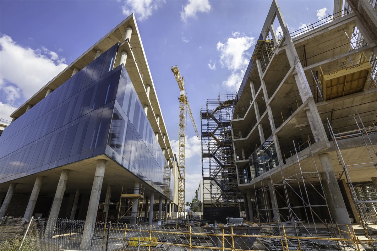 Construyendo el futuro: componentes de hardware esenciales y sus procesos de fabricación en la industria de la construcción